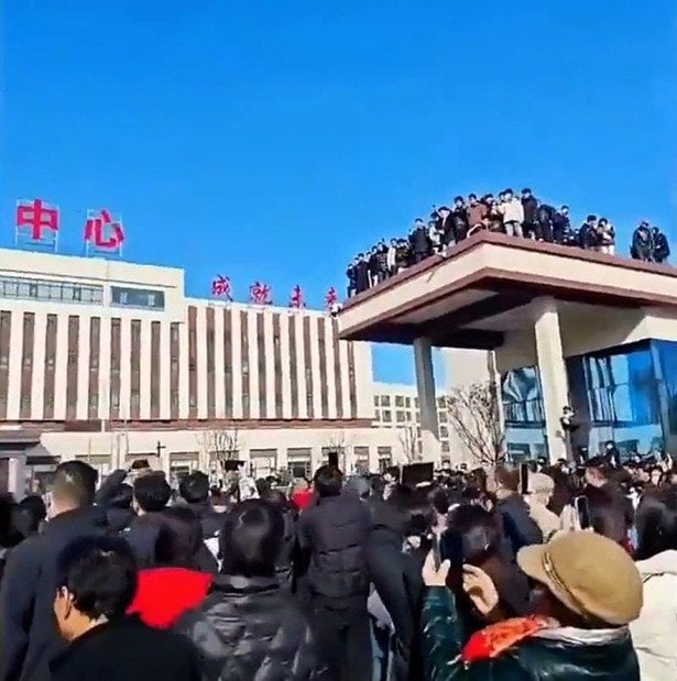 生徒の転落死めぐり抗議デモ、警官と衝突 中国・陝西省