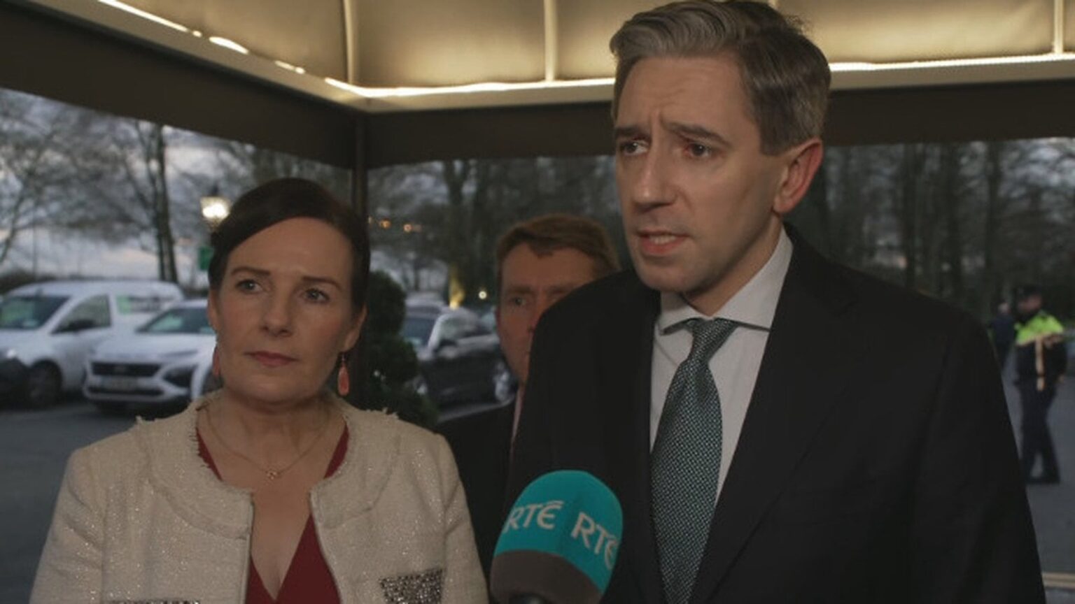 [People "outside of the Leinster House bubble" are] 発言権よりも問題を懸念する -[Simon] ハリス