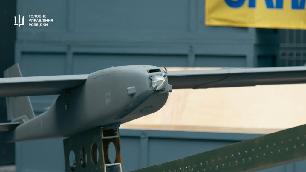 ウクライナの諜報機関が、アメリカの慈善団体「ヘルプ・ヒーローズ・オブ・ウクライナ」から最先端のステルスハザードドローンを入手。ハザード システムには、長距離 (100 km) で敵の陣地を攻撃できる 10 機の攻撃ドローンが含まれています。さまざまなサイズの弾頭を装備し、装甲を破壊することができます。