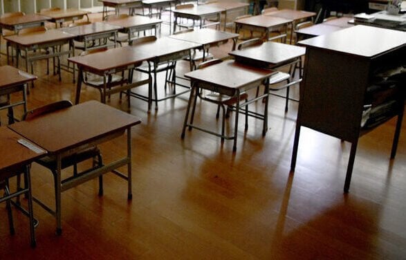更衣室にスマホ、所有の教諭死亡 小学校側の聞き取り後に