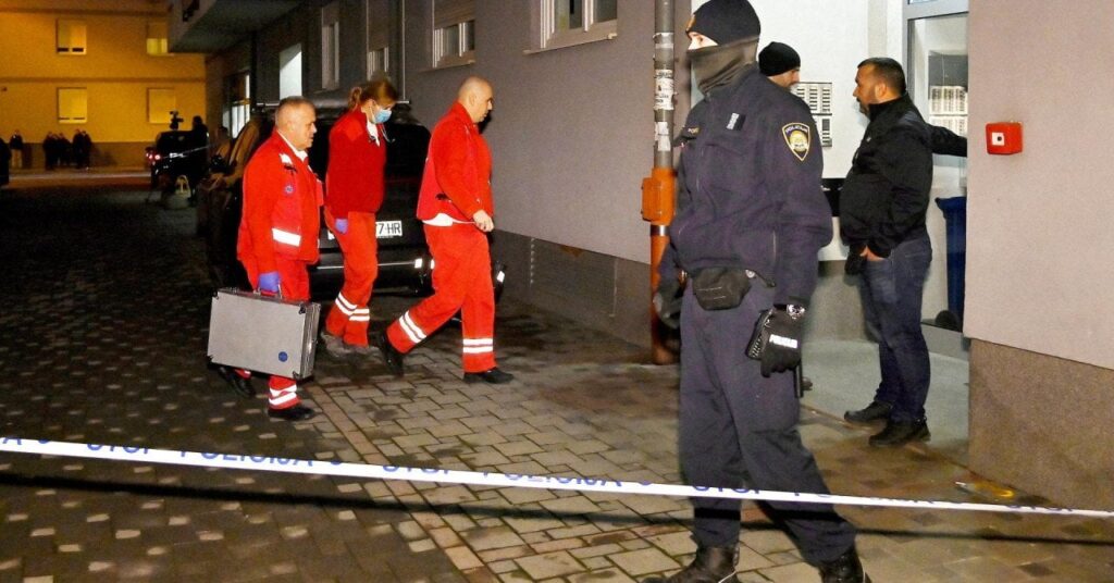 ビデオ テア・フラニッチ逮捕！特殊部隊はアパート内のドアも破壊しなければならなかったが、最後に侵入したとき、彼らは見るものを見つけた