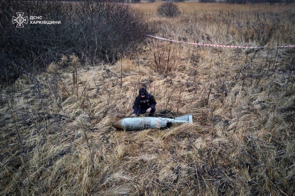 カルキフの違反 - ウクライナ州の緊急サービスのサッパーは、ロシアのファブ500航空爆弾を武装解除しました - 彼らはそれをさらなる処分のために輸送しました。