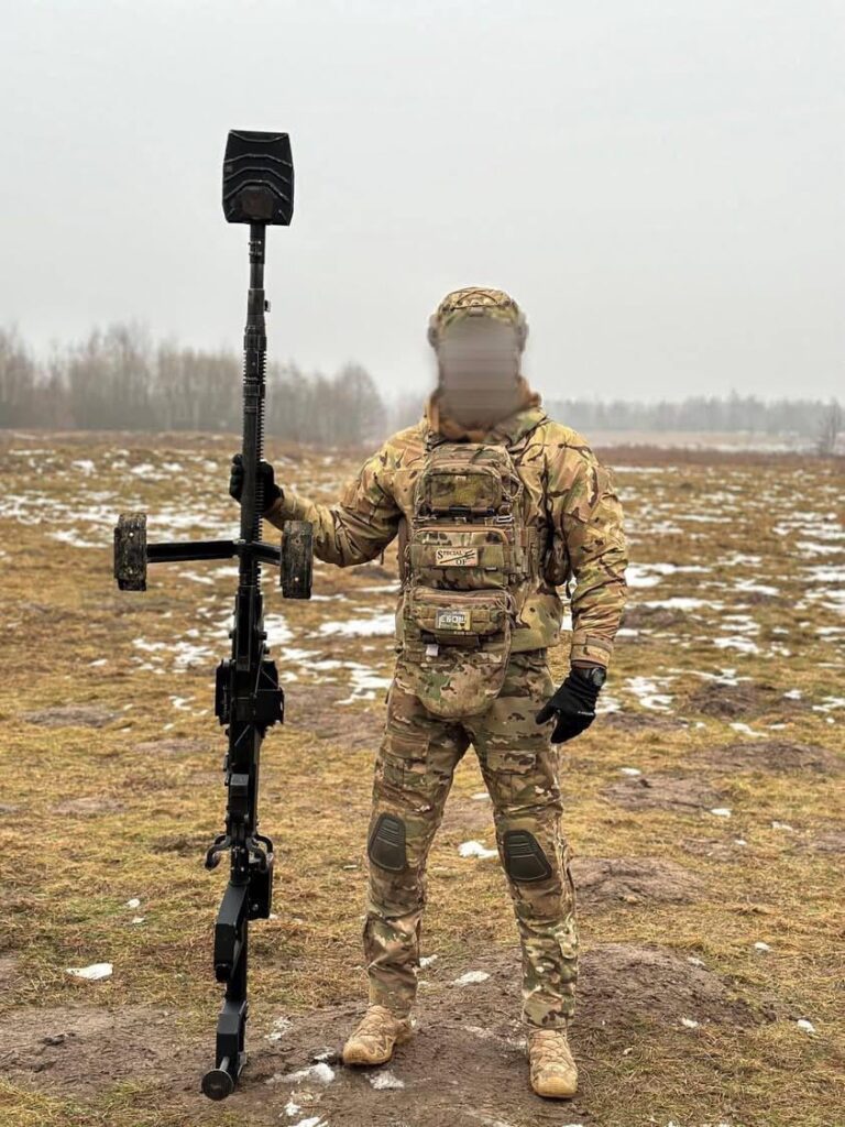 ウクライナ特殊作戦軍 (SSO - SOF) のオペレーターで、(ある程度) 人間が携帯できるように改造された DShKM-TK (12.7 mm) 重機関銃を装備。