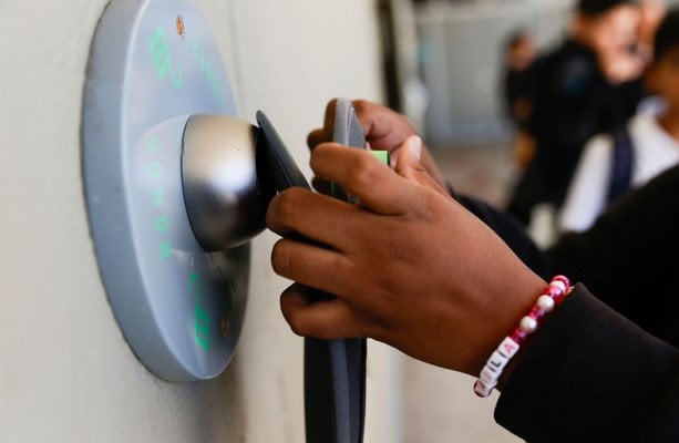 政府、物議を醸す900万ユーロの携帯電話ポーチ契約の入札を発行