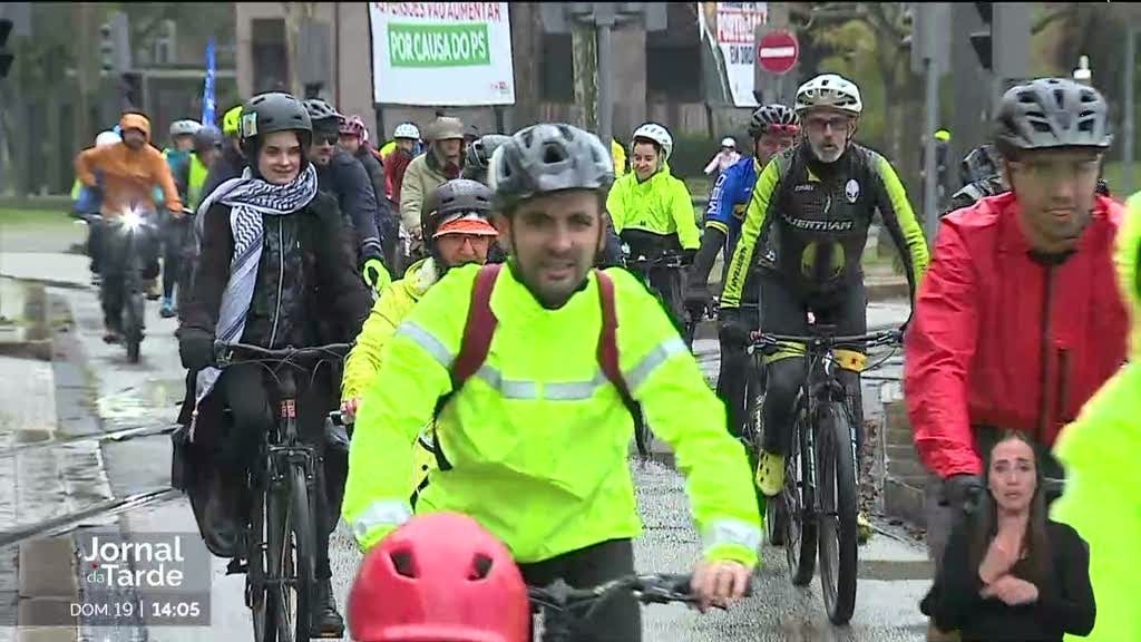 自転車利用者はより安全な道路を求める：今朝、ポルトで自転車に乗る人のためのより安全な道路を求めるデモが行われた