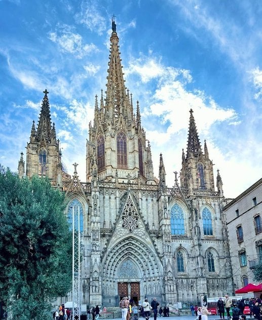 スペイン、バルセロナの聖十字架大聖堂と聖エウラリア (Carrer de Santa Llúcia) を歩いてみましょう