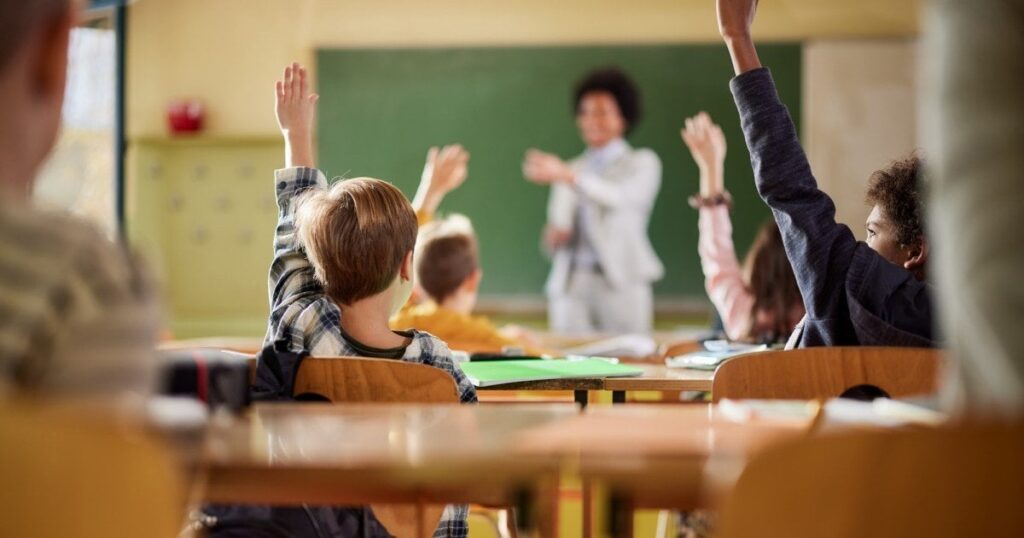 トランプはDOJに、トランスまたは非バイナリの学生を「違法に」サポートする教師を起訴するように言います。最新の大統領令は、性別と人種について教える学校への資金も脅かしています。