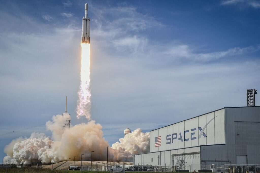 ロシアのオリガルヒは、彼が認可されている間、信頼を通じてマスクのSpaceXに株式を保持していました