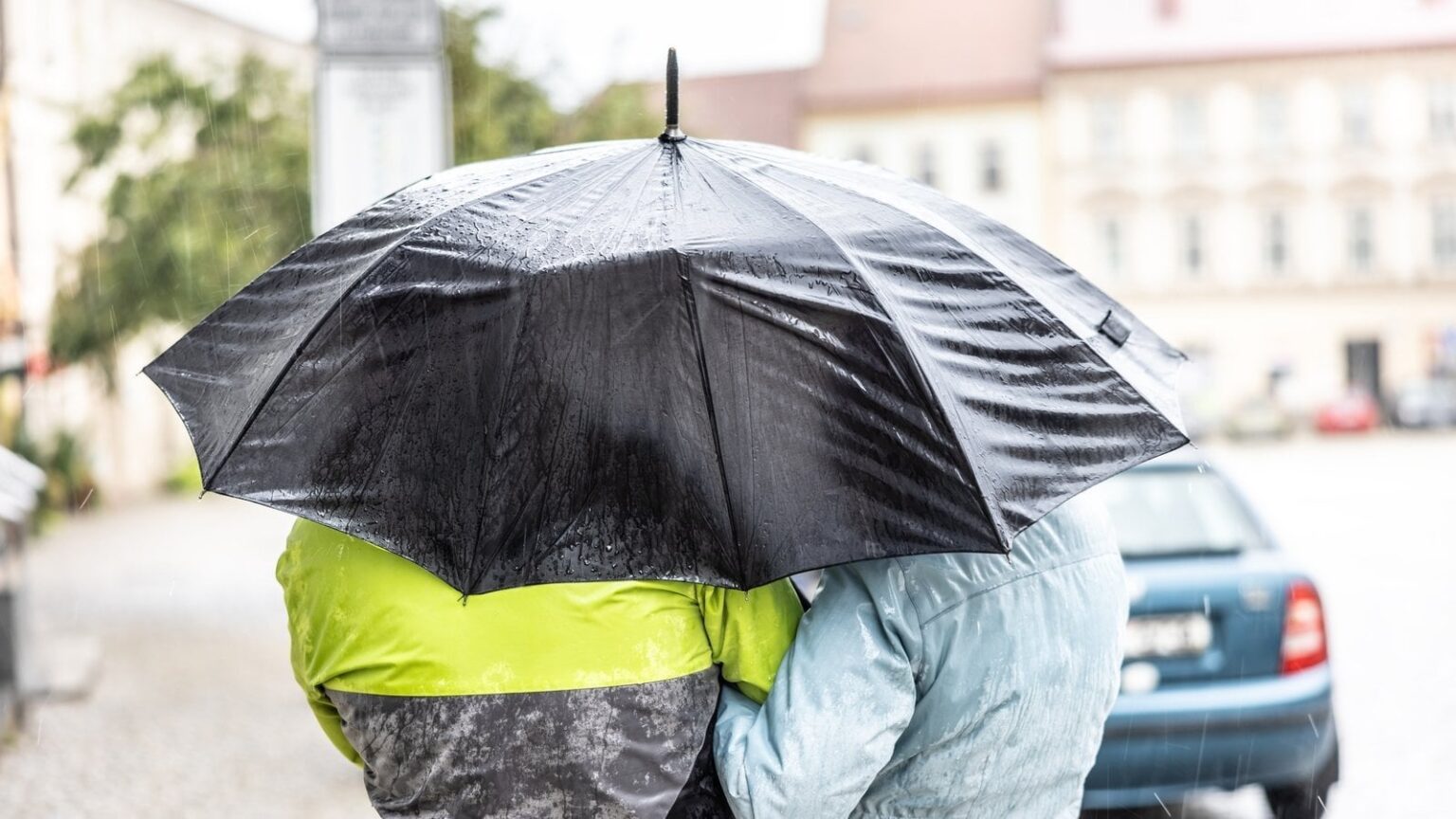 嵐エオウィンが大雨をもたらし、突風による被害の可能性あり
