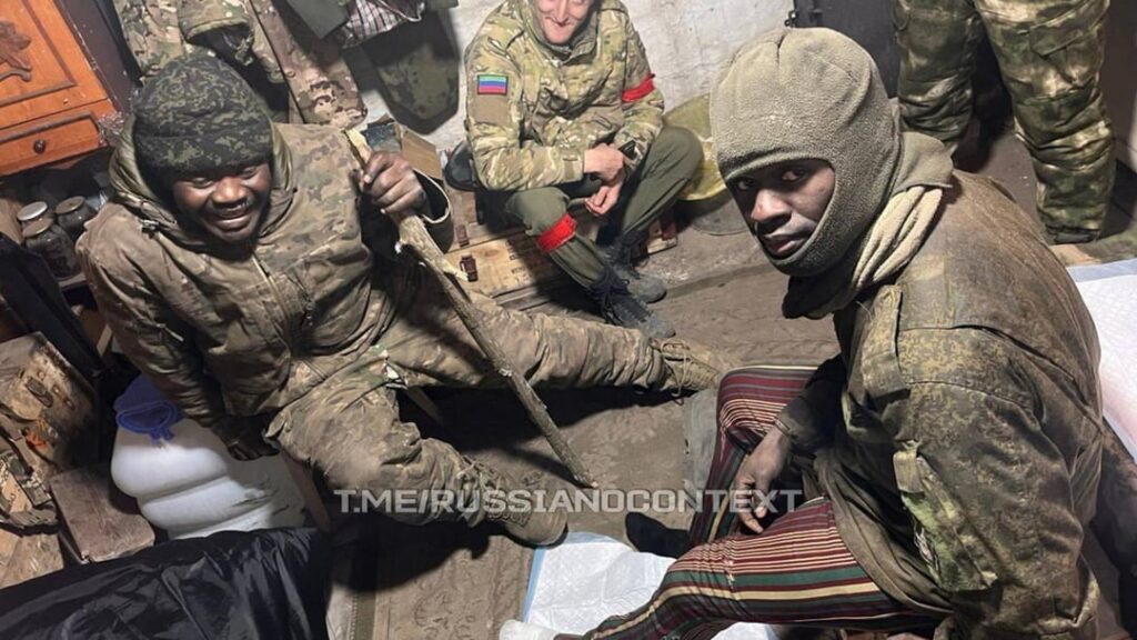 負傷したロシア兵とアフリカの傭兵。これらの写真を撮った人によると、戦場では10分間で7人が負傷したという。
