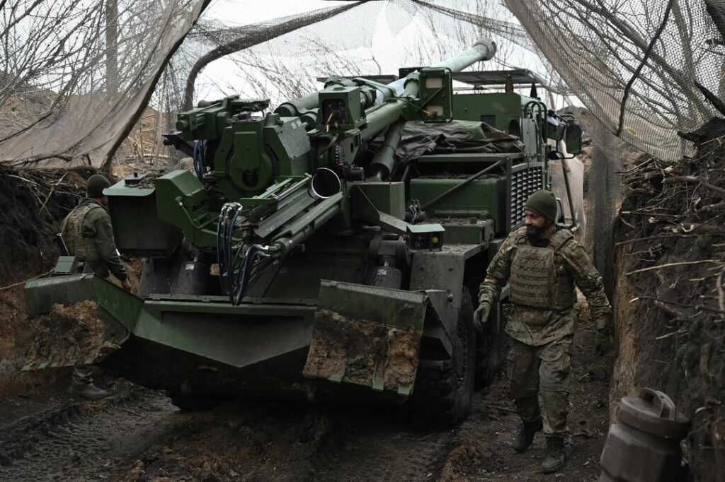 ルノー シェルパ 5 シャーシを搭載した「シーザー」(155mm) 自走榴弾砲 (SPH)。ドネツク州のウクライナ陸軍第 155 独立機械化旅団所属。