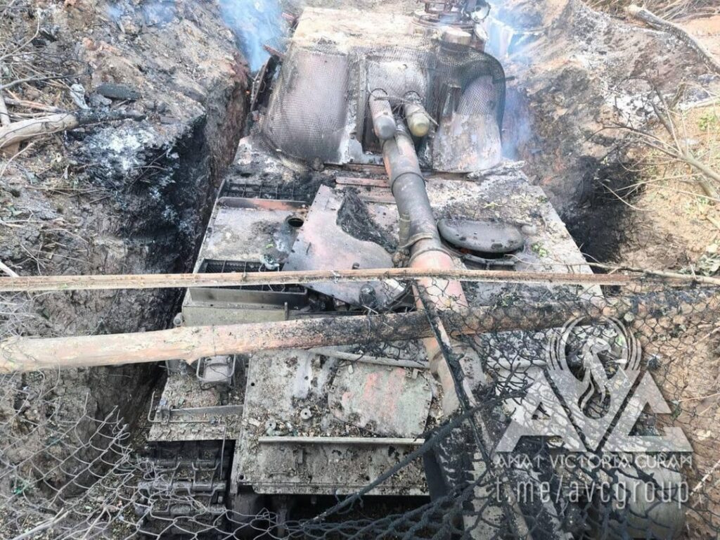 破壊されたロシアの 2S3 アカツィヤ (152mm) 自走砲 (SPA)、東部戦線の塹壕陣地にある。