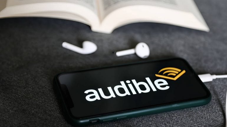 アイルランド語の読者は、聞こえるように辞任するように求められました