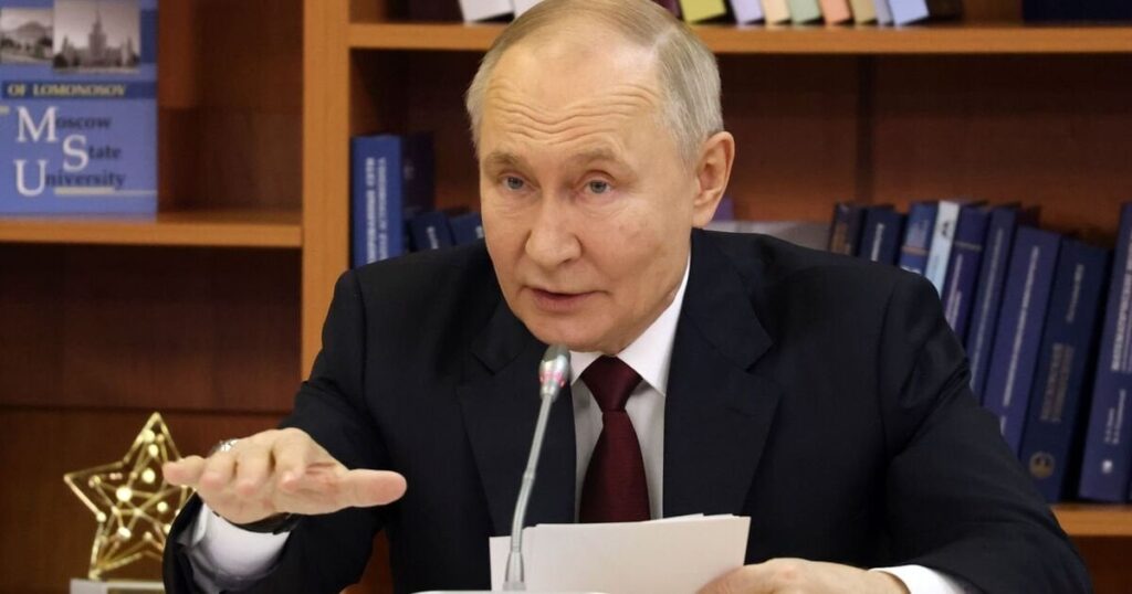 ロシアの教科書は、ウクライナの侵略はナチスとの戦争の継続であると言います