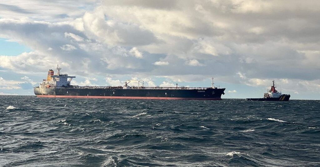 ロシアの影の艦隊のものと思われる石油タンカーがバルト海を漂流