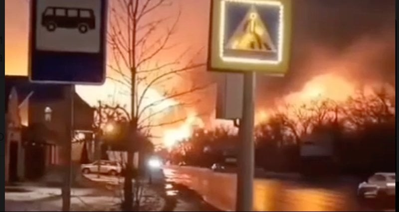 200機以上の長距離無人機がロシアの主要目標、爆発物工場と燃料貯蔵所を攻撃。ウクライナとロシアの電報チャンネルによると、少なくとも７つの地域で爆発と火災が報告された。主要施設が被災し、火災が発生し、被災地域全体の航空交通に混乱が生じた。