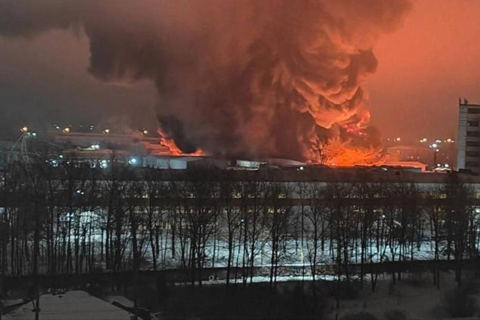 ロシアの「秘密」軍事施設、夜間の大規模ドローン襲撃で打撃を受ける