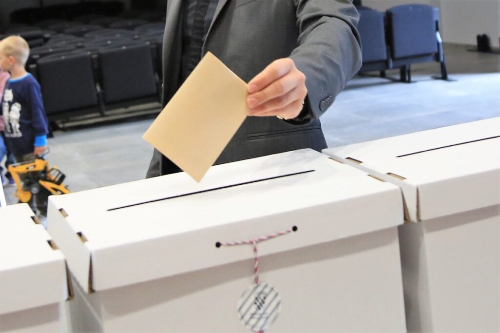 スパイスリラーのような大統領選挙の結末: 争点となっているCIR報告書の著者は誰なのか、誰から注文を受けたのか?