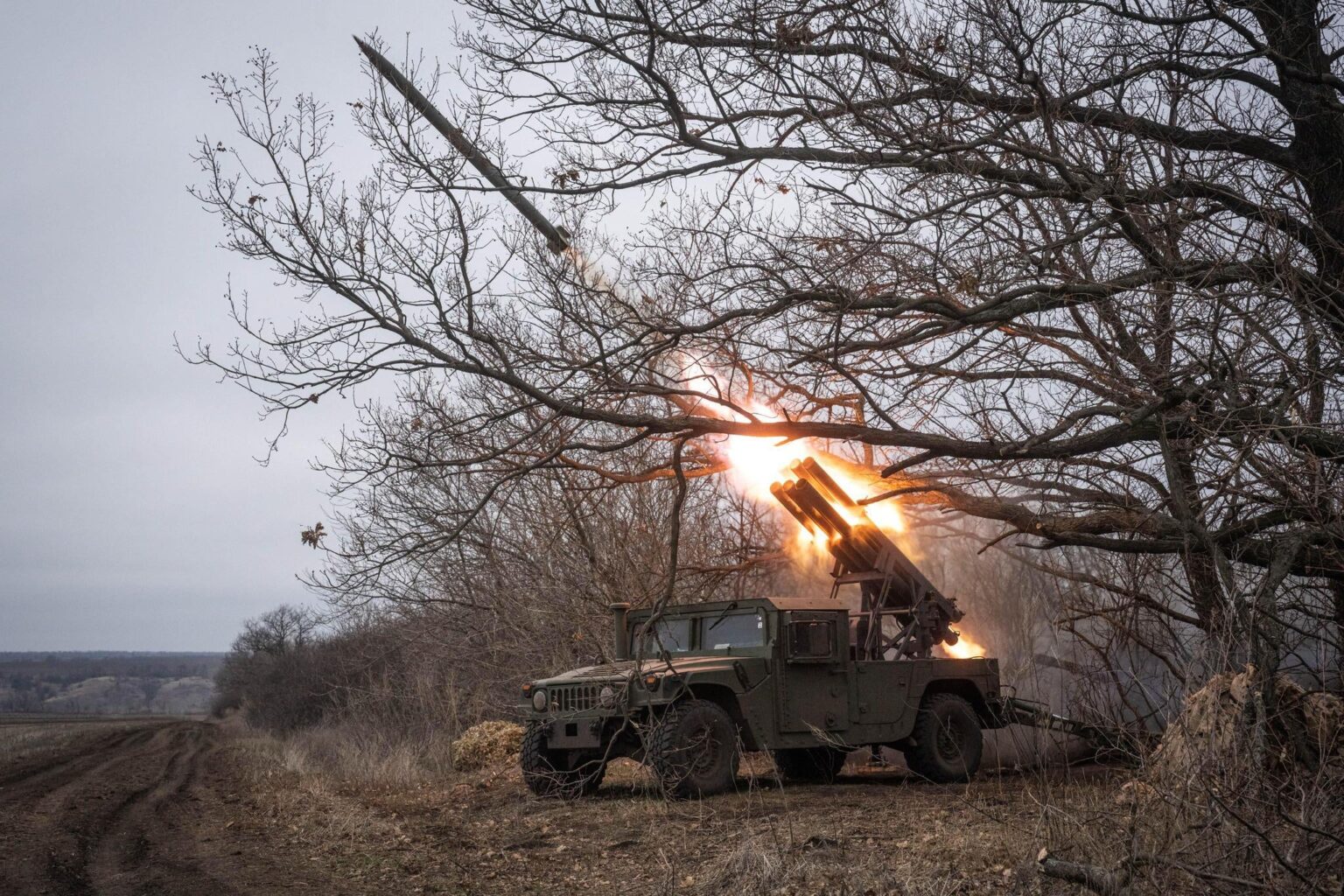 ウクライナ軍のM1152ハンビー - （122mm）即興のロケットポッド、発射ロケット - 東部の最前線の近く。