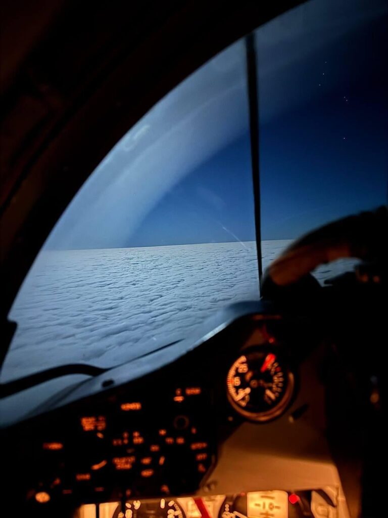 今月初めに戦闘航空パトロール（CAS）でウクライナ空軍からのミコヤンMIG-29フロクラムのマルチロールジェットファイターからの夜間パイロットの眺め。ジェットは月明かりの雲の上にあり、ロシアのドローンやミサイルをパトロールしていました。