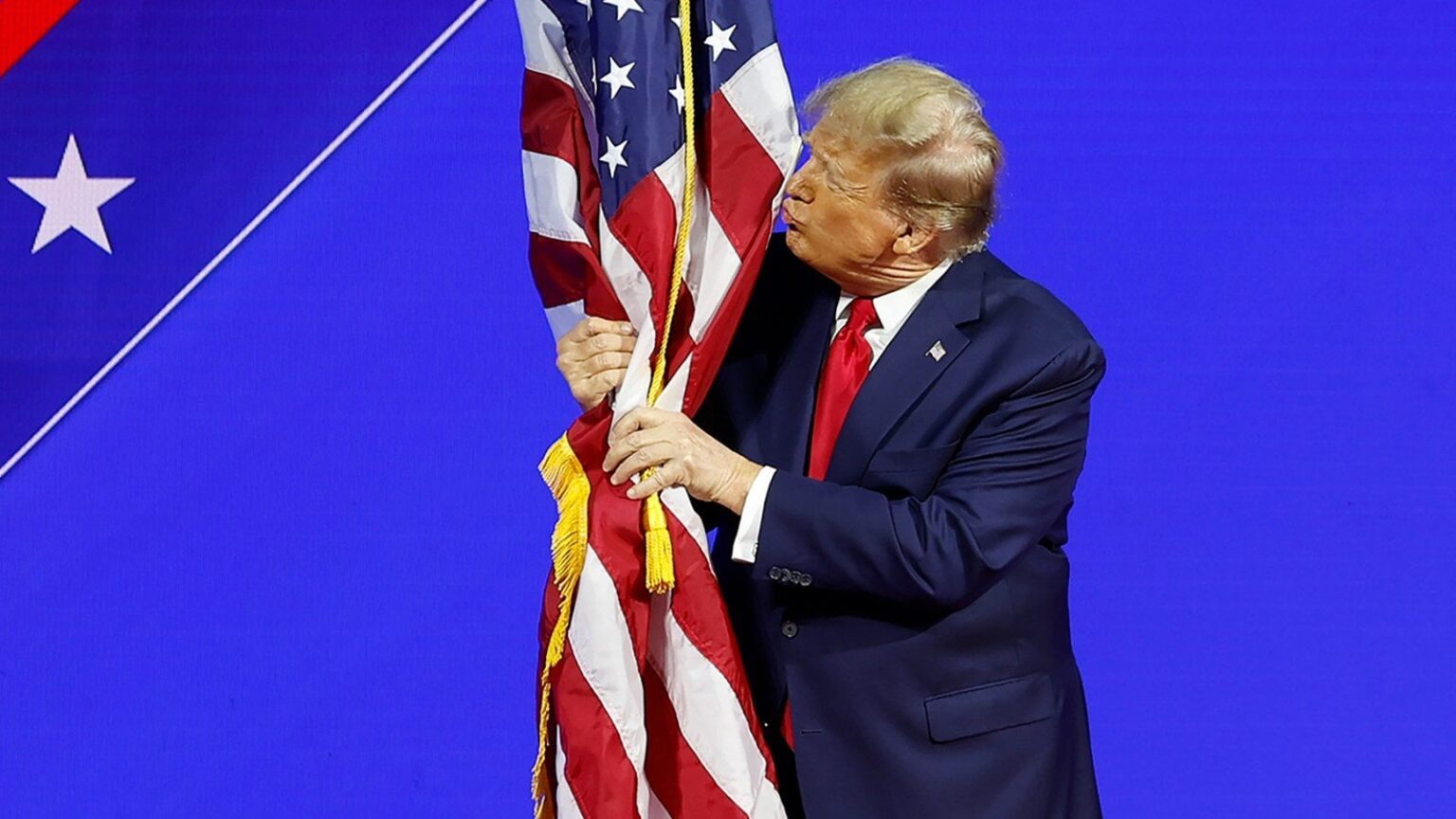 トランプ氏激怒、就任式ではジミー・カーター氏の旗は半旗に掲示される |次期大統領は再び就任式の些細な美学に執着している