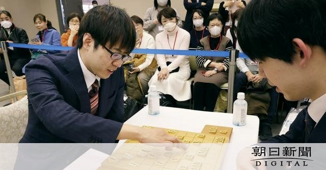服部六段、藤井七冠を破って4強　「粘り強く指せた」　将棋・朝日杯