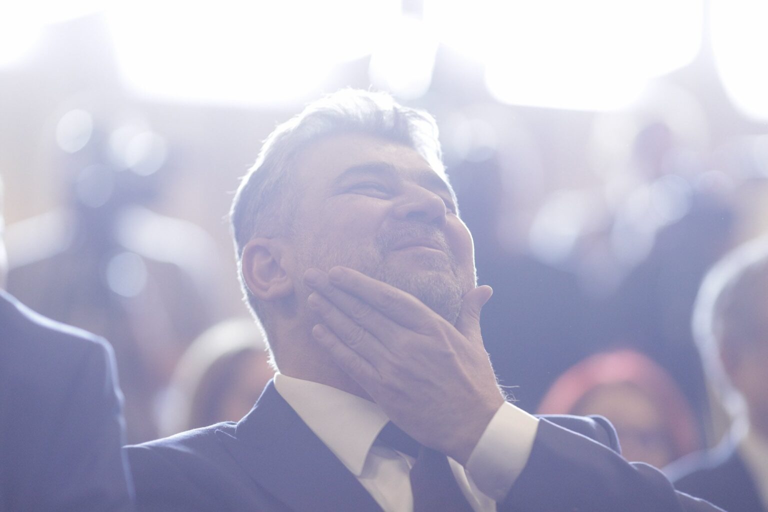 マルセル・シオラク、クリン・アントネスクの自主活動停止後、フライドポテトを食べながらバズハウスを鑑賞
