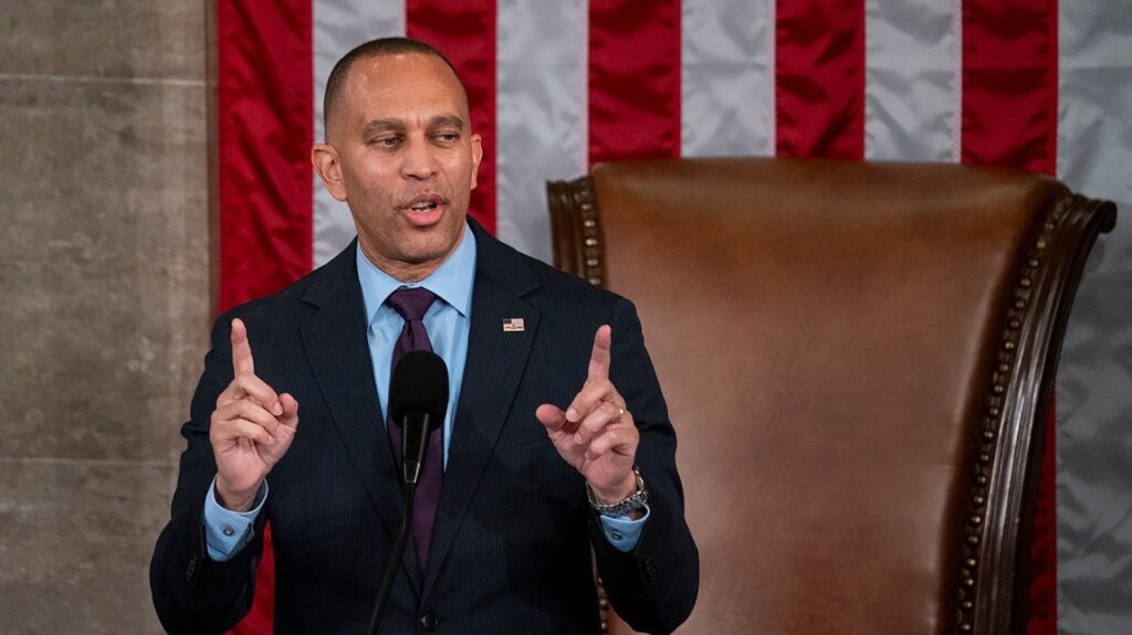 ジェフリーズ氏、1月6日の恩赦をめぐって共和党を激しく非難「二度とアメリカに説教するな」
