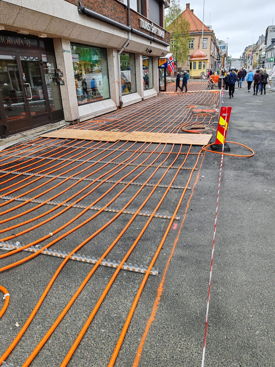 建設中の街路暖房、ノルウェー、トロムソ --> 衰退する西部のアヘン。街路はノルウェー人によって暖房されています... こんなにガソリン価格が高いのですか？ /フィデスのジプシー有権者は言うだろう。/