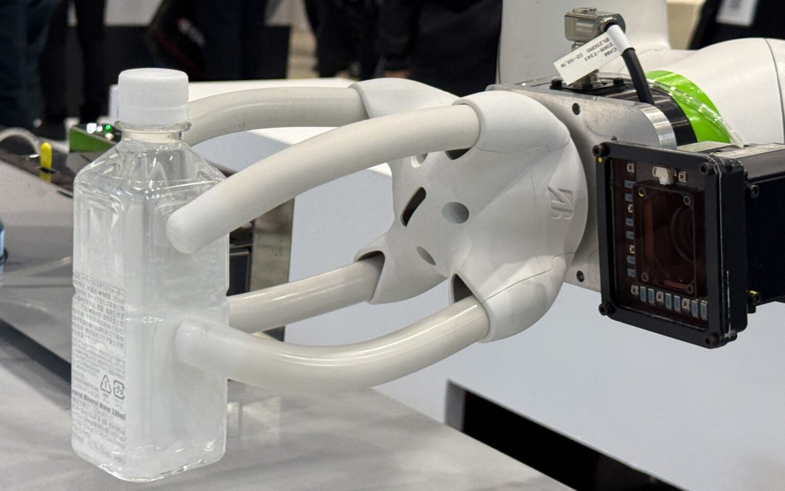 ブリヂストン、ソフトロボットハンド「TETOTE」で冷蔵庫からペットボトルを取り出すデモ披露