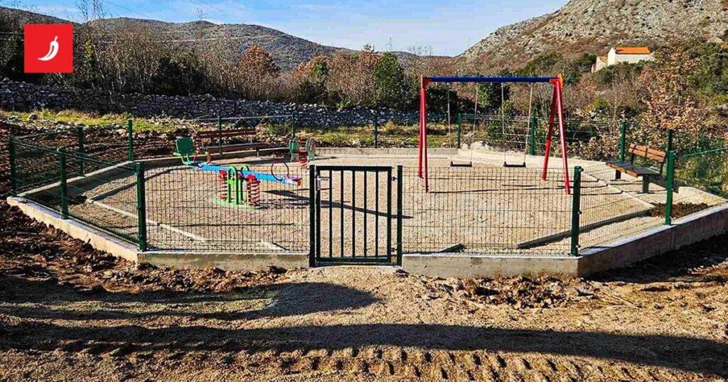 この村には約20人が住んでいます。彼らは遊び場を手に入れ、4万ユーロが支払われた