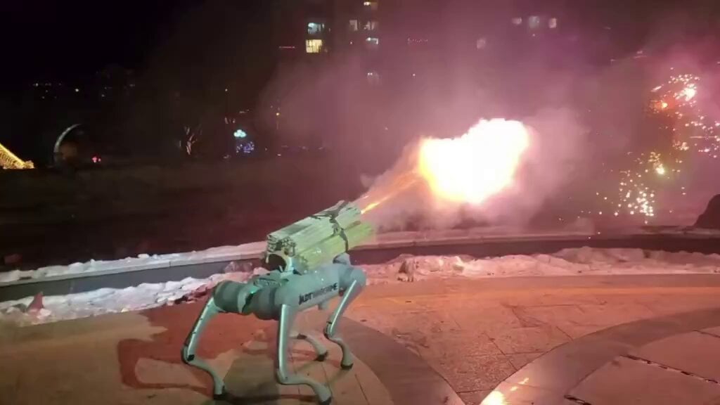 中国のロボット犬による花火ランチャー