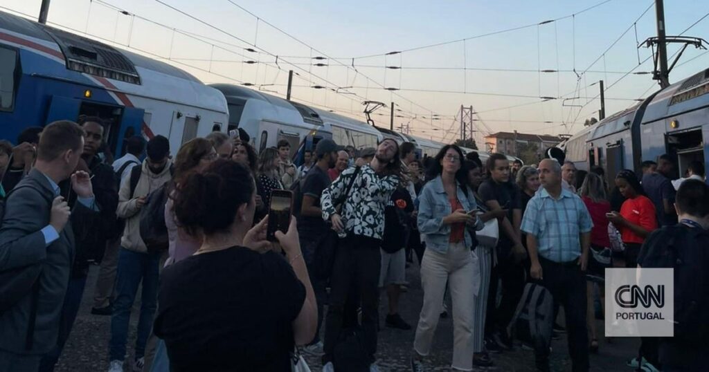 フェルタグスでの旅行は、プラットフォーム上の完全な列車や群衆に固有のものです