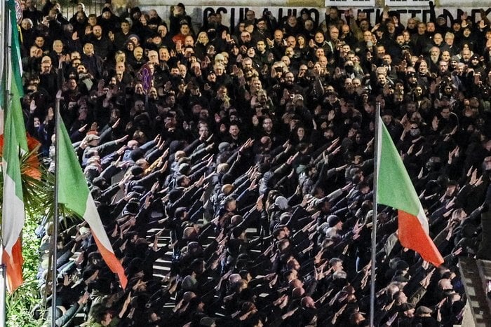 アッカ・ラレンツィア：ローマ式敬礼で現在数百人、ディゴが調査。記念式典中に「イタリア憲法万歳、レジスタンス万歳。まあ…」と叫んだ通行人の身元も特定された。