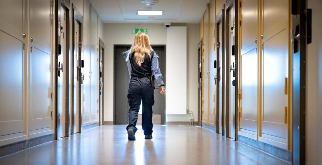 有罪判決を受けた子供と若者はクムラに収容されなければならない