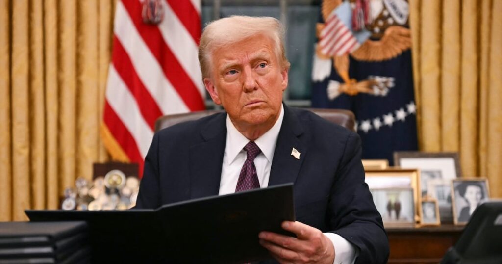 トランプ大統領、1月6日に武器で警官を殴った暴漢を釈放 |大統領は国会議事堂の暴徒約1,500人に「完全かつ無条件の恩赦」を与える命令に署名した