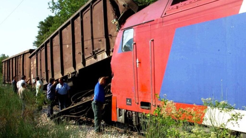 2008年、旅客列車は、違法化学物質を含む14の未宣言されていないワゴンと衝突しました。