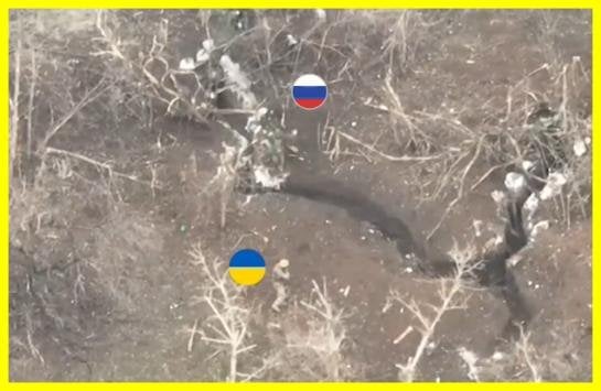 ウクライナ軍陣地への攻撃が失敗した後、2人のウクライナ歩兵がロシア突撃部隊のグループを塹壕に追い込み、降伏するよう説得した