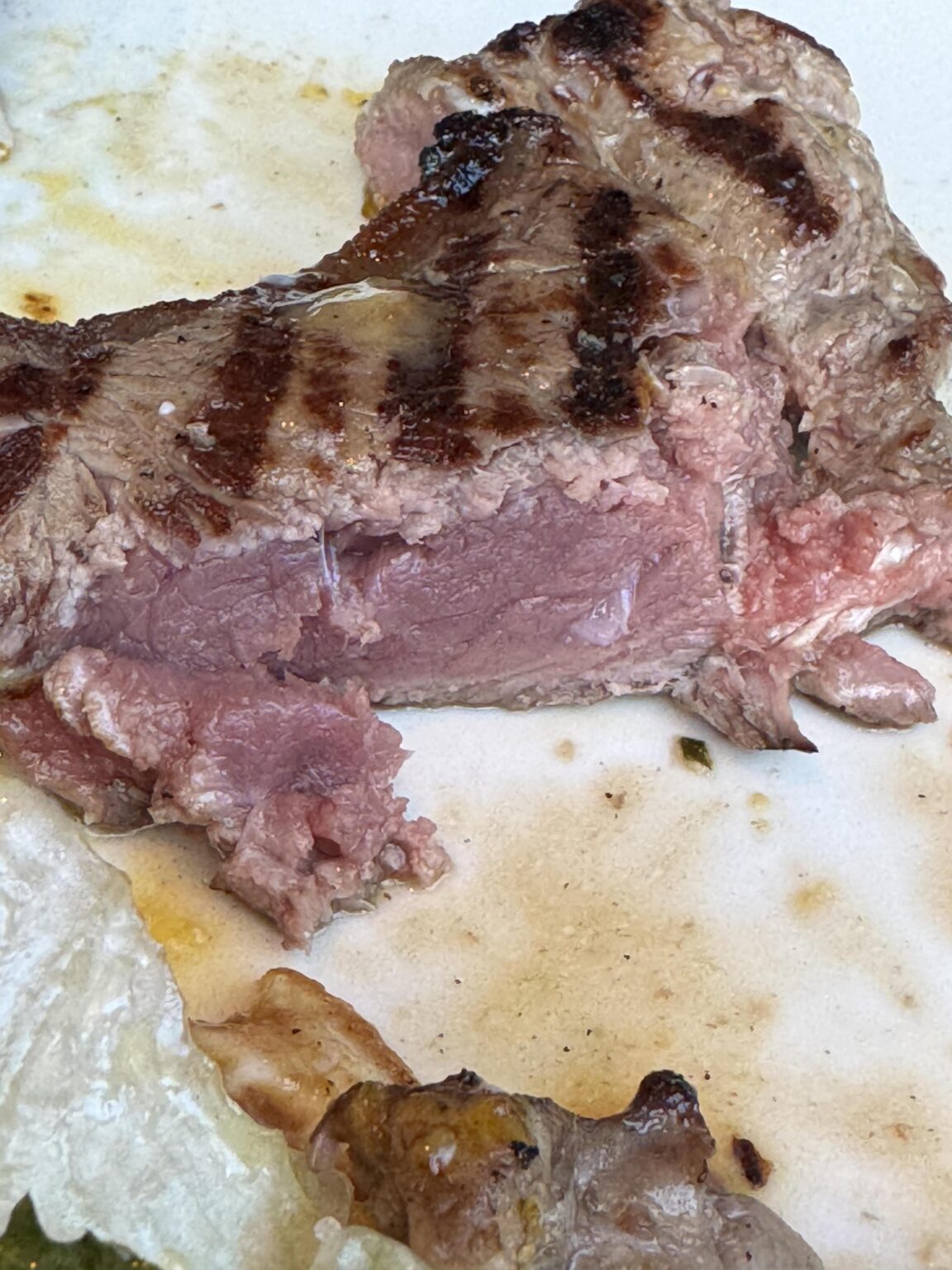 注文されたステーキミディアムレアはよくやった、それを送り返し、これが結果でした。あまりにも珍しい？/ moo-ing/または。うめき声をやめなさい