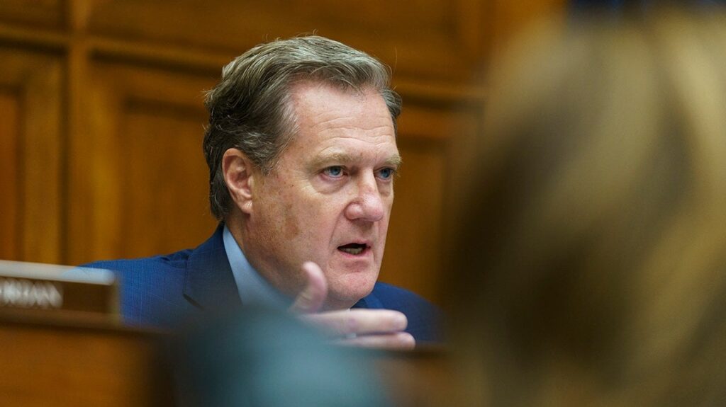 ジョンソン下院議長、マイク・ターナーを情報委員長から解任