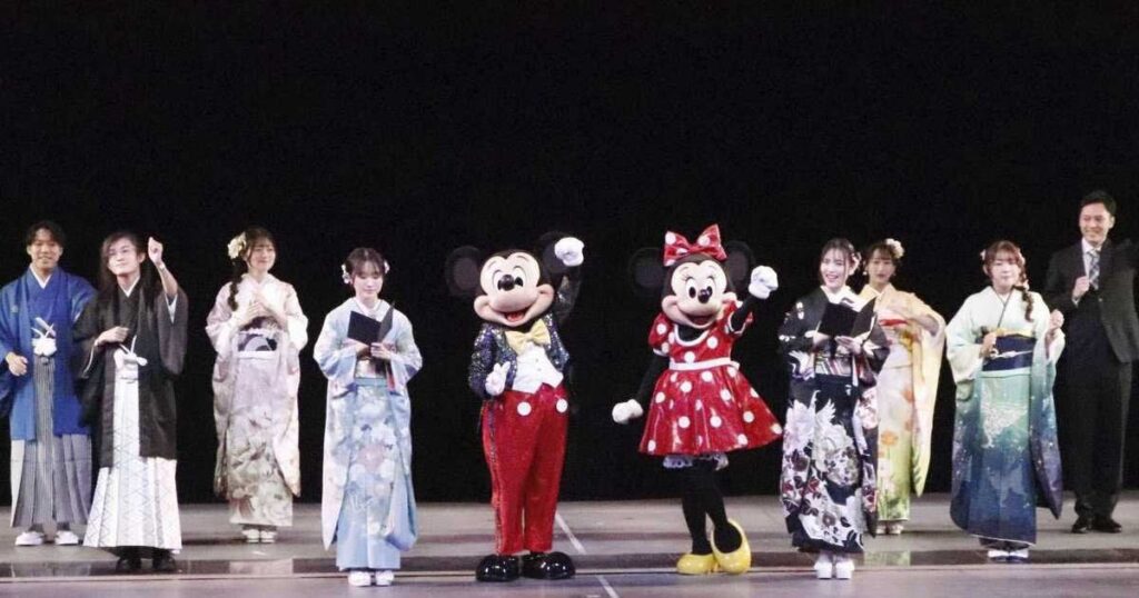 ミッキーマウスが新成人を祝福 千葉・浦安の二十歳の集い、キャラクターの振り袖も
