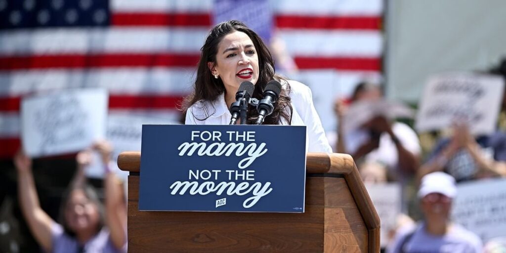 AOC: トランプ主義に対抗するには民主党は「労働​​者階級の喧嘩屋」にならなければならない | 「私たちがしなければならないことの一つは、人々と直接話すことだ」と同議員は語った。 「実際に道を歩み、有言実行の民主党員が必要だ。」