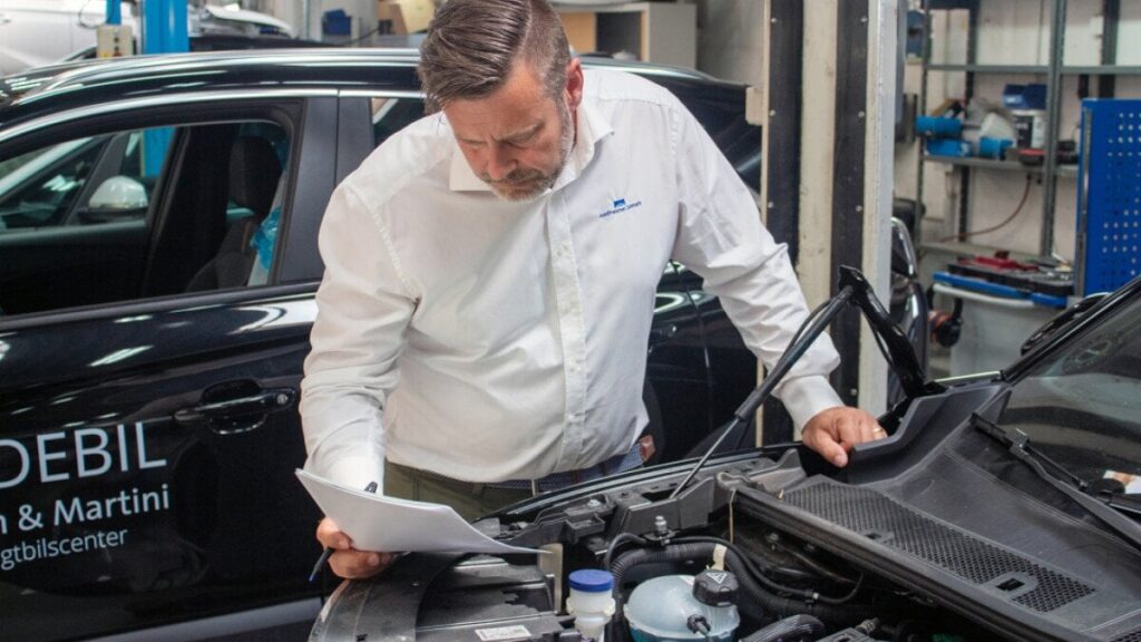2024年にはさらに多くの車が工場に運ばれることになる。自動車業界は電気自動車が原因だと指摘