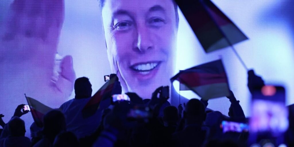 Elon Muskは、ドイツの極右AFD党への支持を表明しています。 「イーロンを肩をすくめて曖昧にしているすべての人々、そして彼がナチスと整合しているかどうかにかかわらず、極右の力は太陽に打ち上げられるべきです」と1人のオブザーバーは書いています。