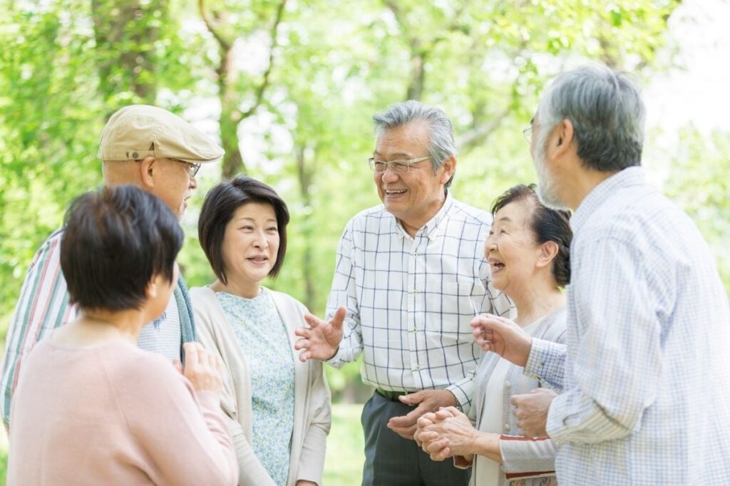 シニア世代の幸福は「ゴリラに学べ」！？　若者にマウントを取り続ける中高年にはない「ゴリラ的」行動とは　← ウンコでも投げるんか？
