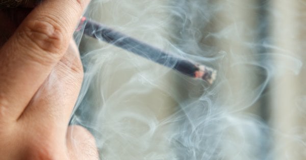 喫煙者: 50 レフです。それがタバコの箱になったとしても、彼らは私たちが喫煙することを拒否しません。