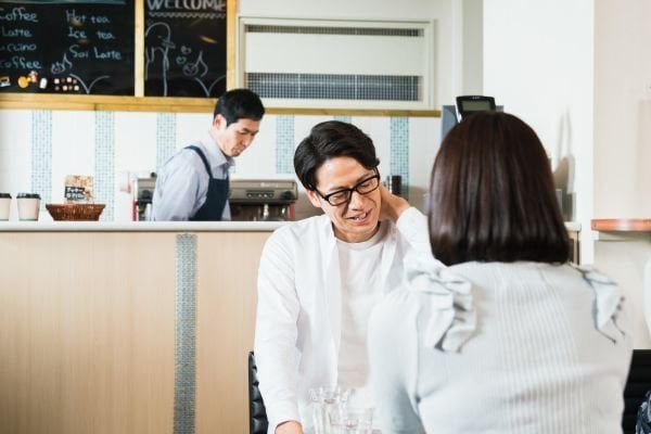 女性との会話が苦手な男性ってどれくらいいるの？ 彼は話題なくて困っているのかも