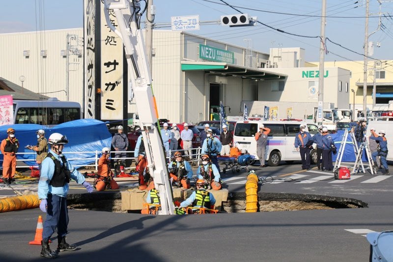突然…道路が10メートル陥没 トラック落ち、運転手の救助難航 消防隊員も落ちて来た土砂で負傷 下水管劣化、破損か 12市町に下水道利用控える要請 さいたま市岩槻区など〈続報〉｜埼玉新聞
