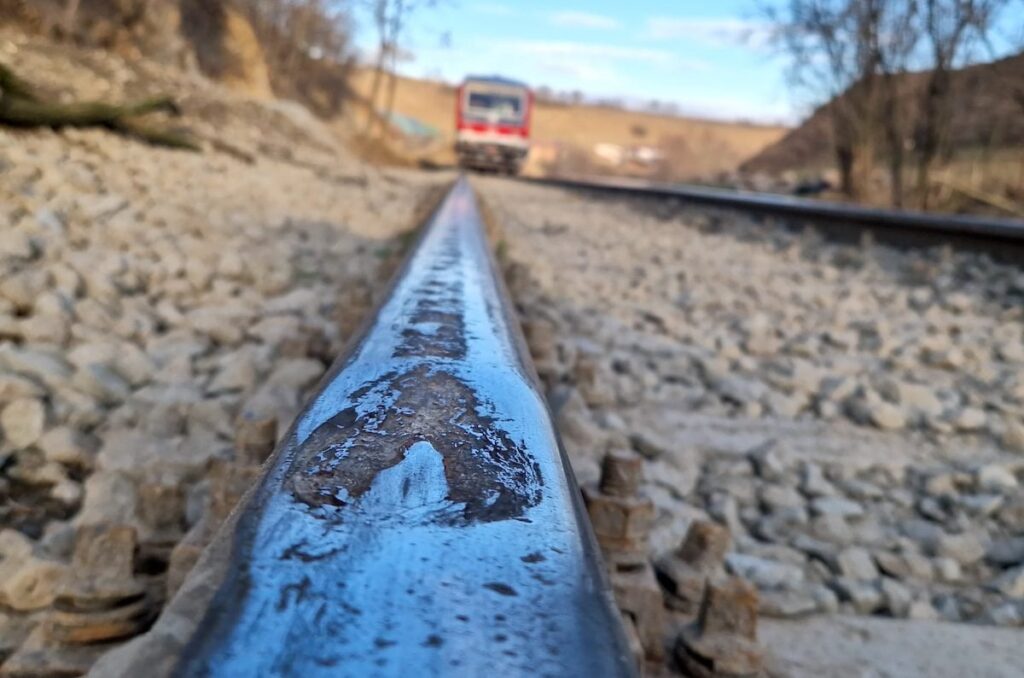 写真 古いレールを設置して修復された鉄道（PNRRによる）