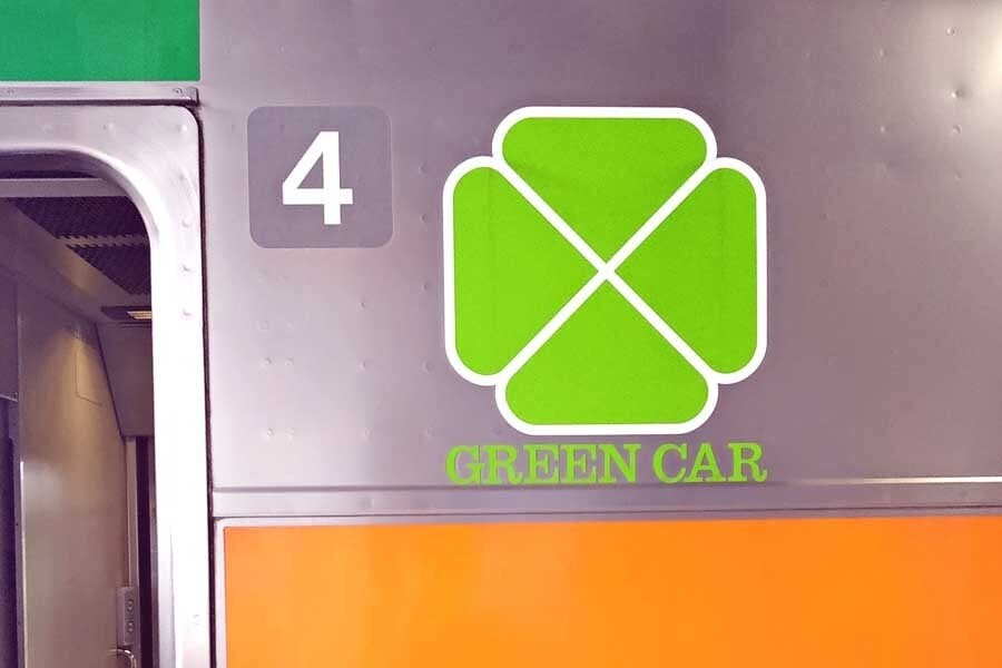 「匂いが独特」「アル中かよ」 在来線グリーン車の飲酒問題に賛否両論！ 車内飲酒「反対」7割、マナーと自由のバランスはどう保つべきか？